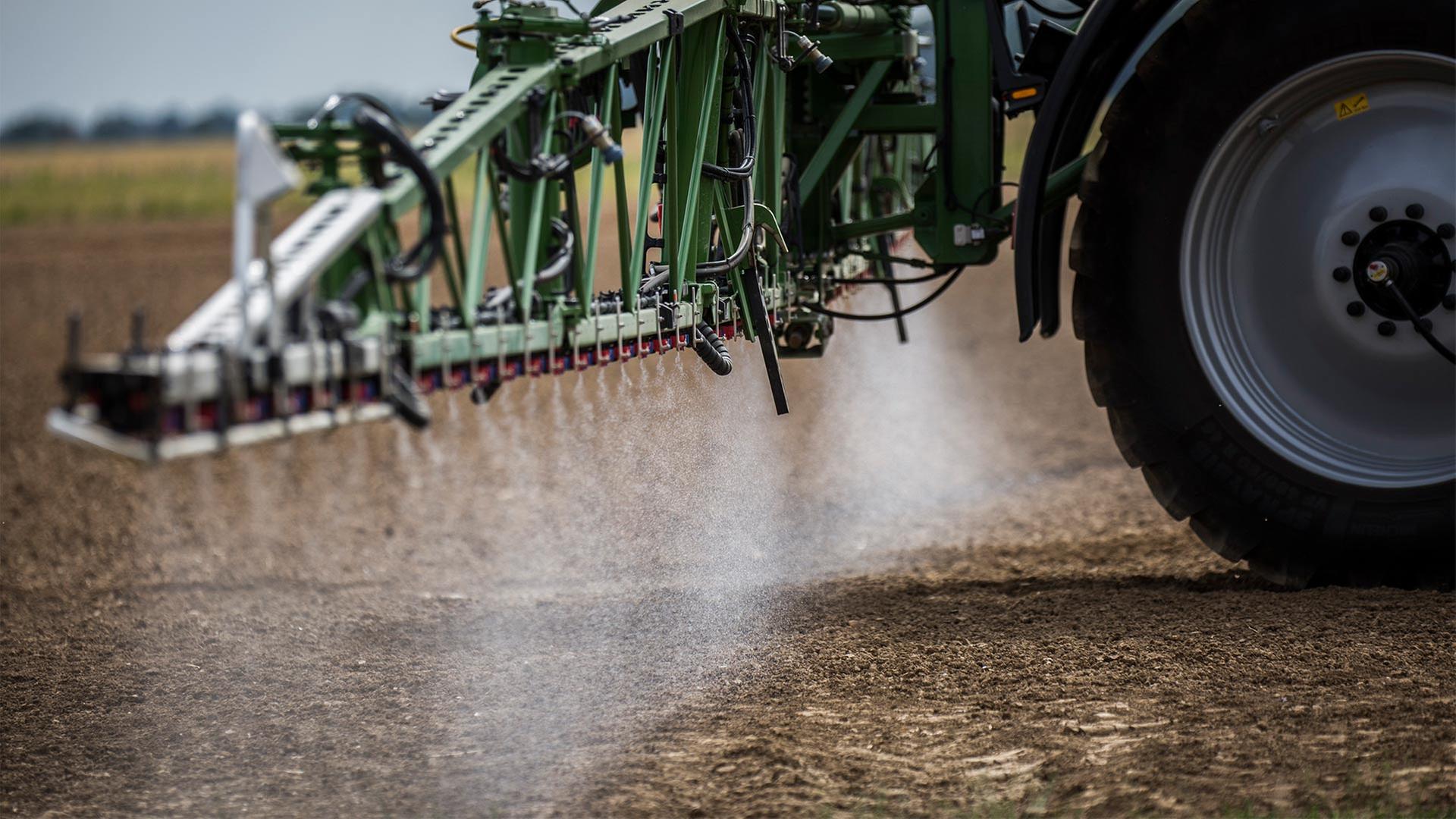 Ein Traktor verteilt Glyphosat auf einem Feld. | picture alliance / photothek