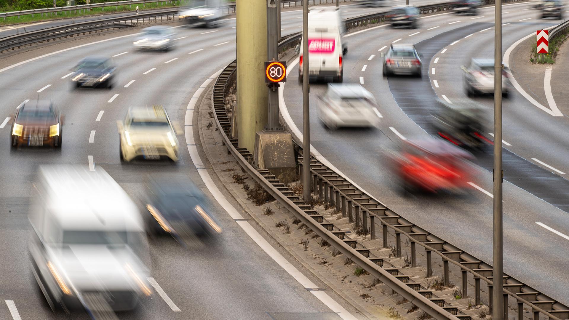 Autos fahren auf der Autobahn A100