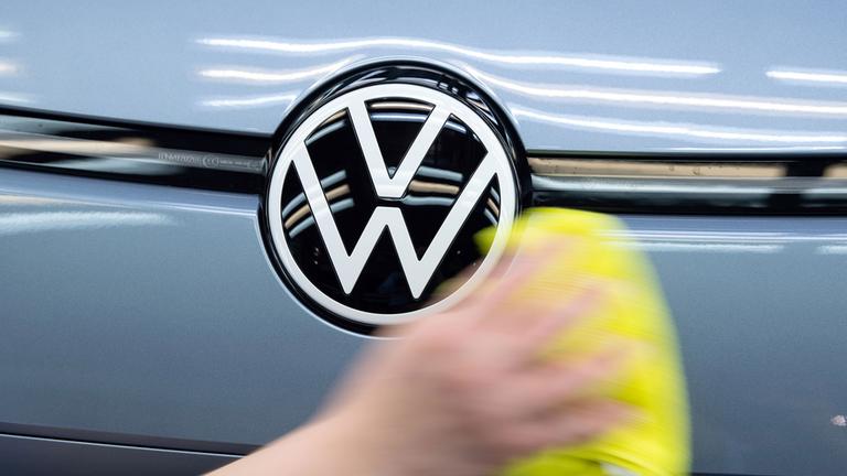 Volkswagen Logo auf  einen VW ID.3 im Werk Dresden.