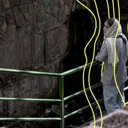 Eine junge Iranerin steht in der Nachbarschaft Darband im nördlichen Teheran.