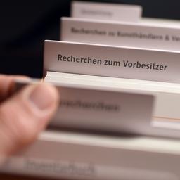 Symbolbild: Besucher können mit Hilfe von Karteikarten Provenienzforschung besser nachvollziehen. (Quelle: dpa/Kaiser)