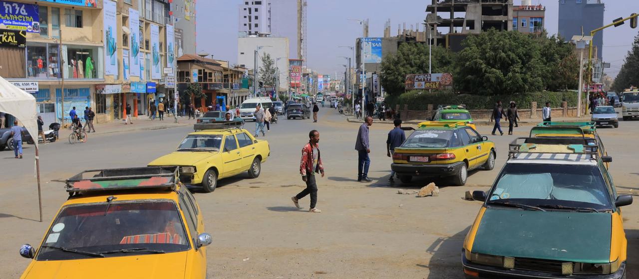 Eine Straße mit Menschen und Taxis in der Region Tigray in Äthiopien.