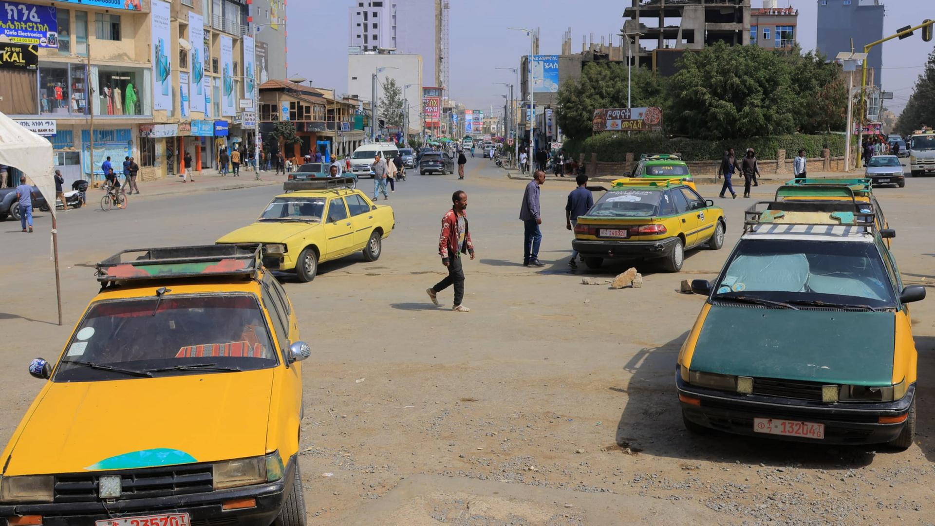 Eine Straße mit Menschen und Taxis in der Region Tigray in Äthiopien. | AP
