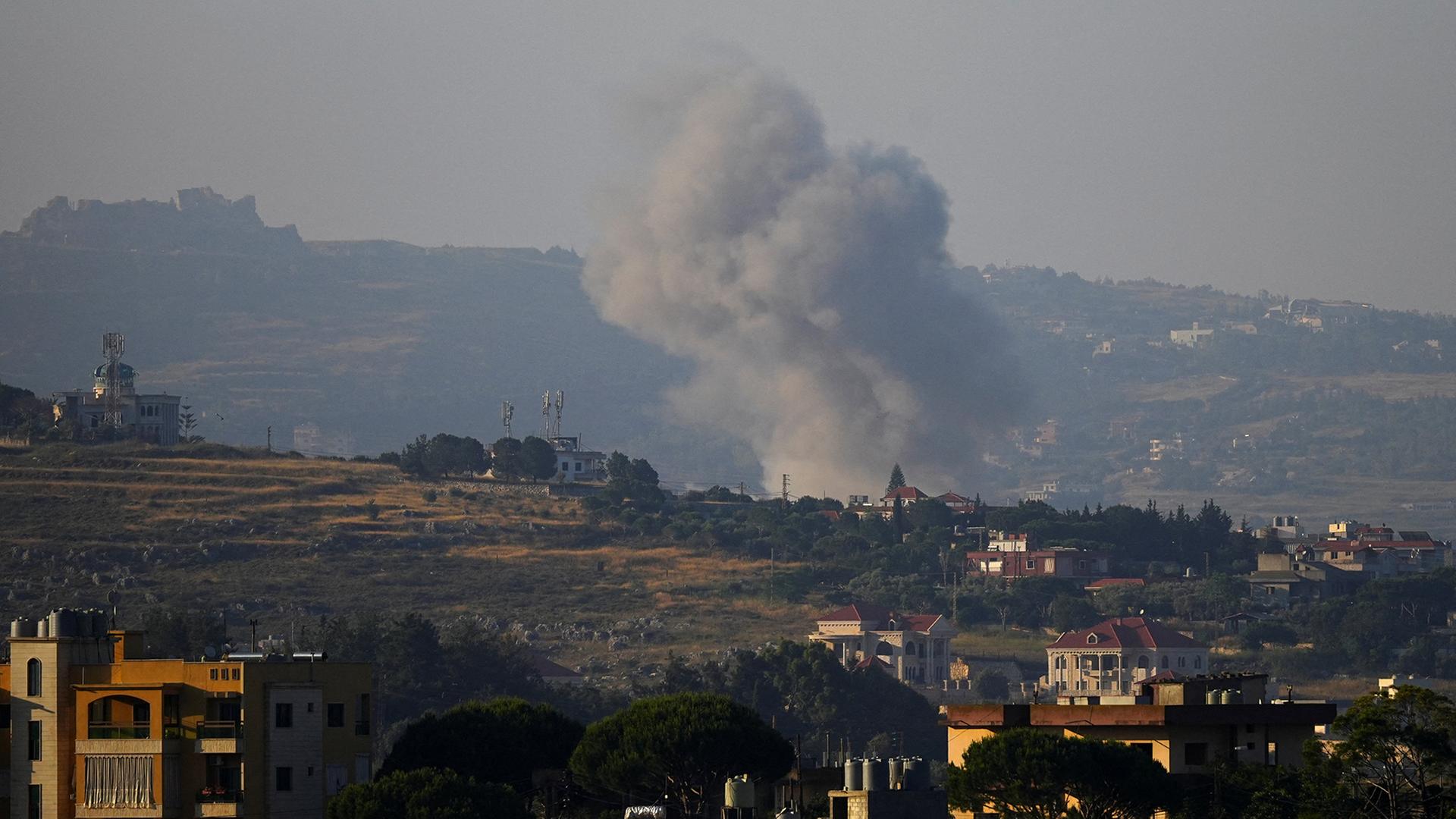 Von Nabatieh aus gesehen steigt Rauch aus dem Südlibanon auf. | REUTERS