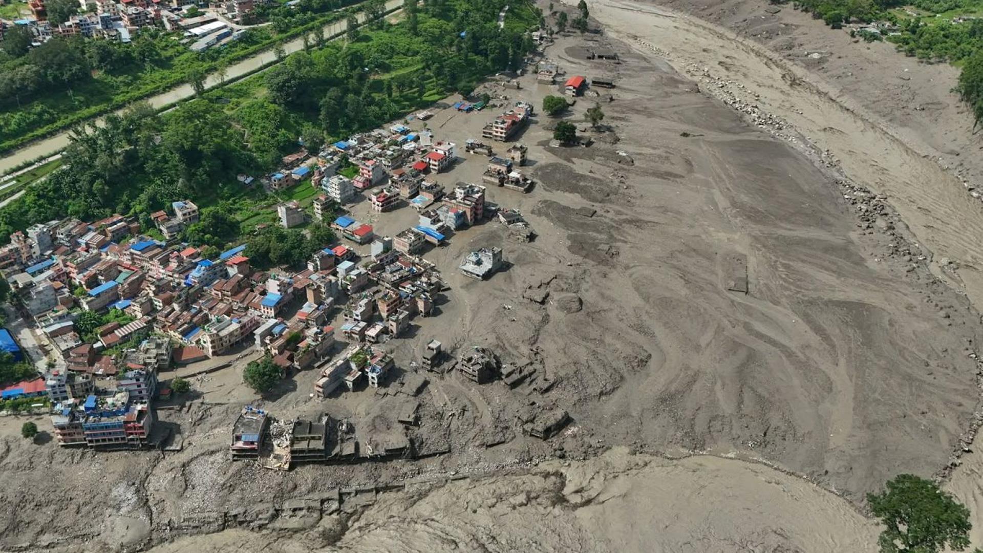 Nach Sturzfluten im nepalesischen Distrikt Nuwakot stehen beschädigte Häuser gefährlich nahe an den angeschwollenen, mit Treibgut verstopften Ufern des Trishuli-Flusses. | Niranjan Shrestha/AP/dpa