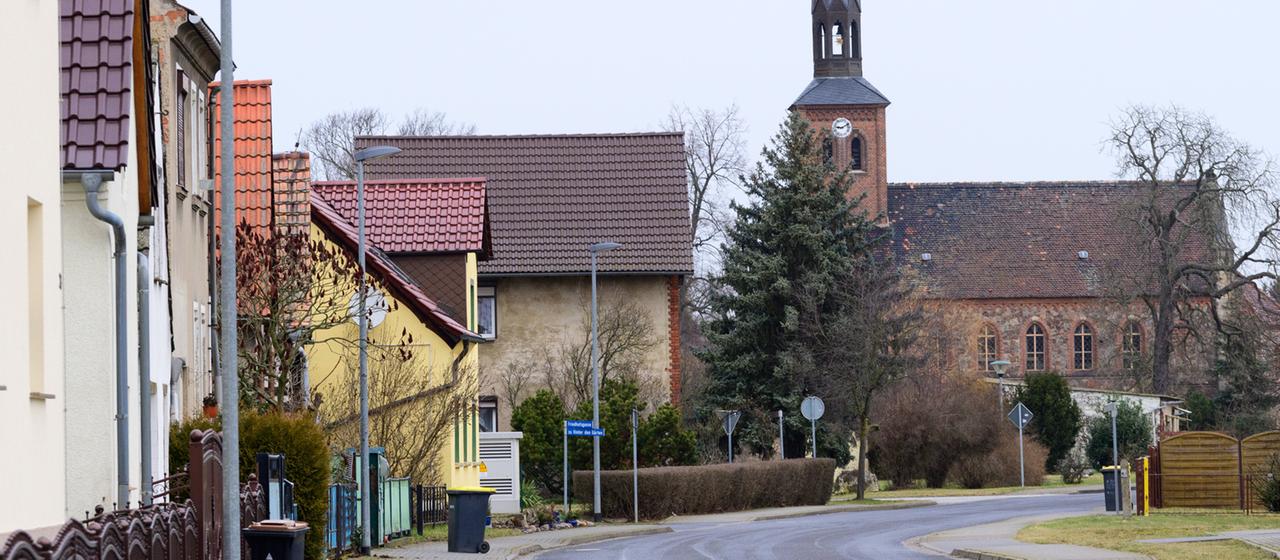 Eine Dorfstraße in Herzberg (Brandenburg).
