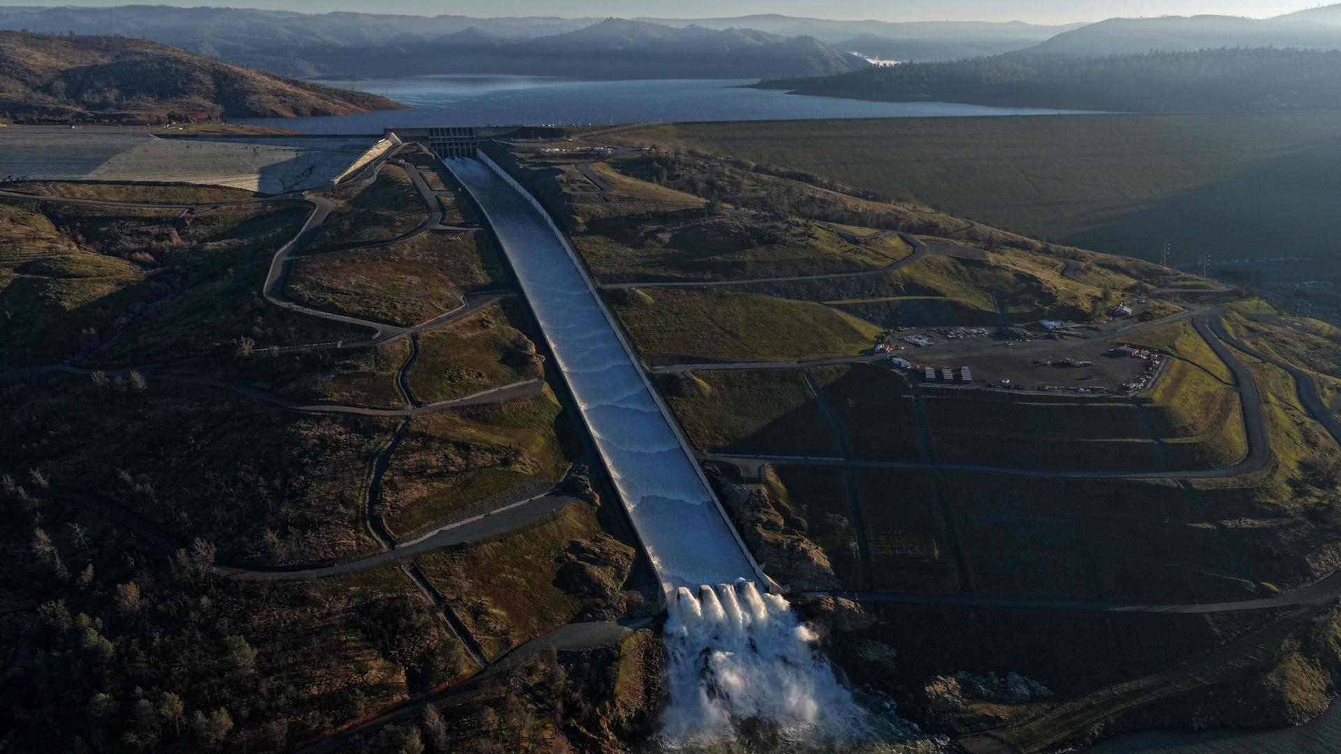 Wasser wird aus dem HauptÃ¼berlauf des Oroville-Stausees in Kalifornien abgelassen. | Getty Images via AFP