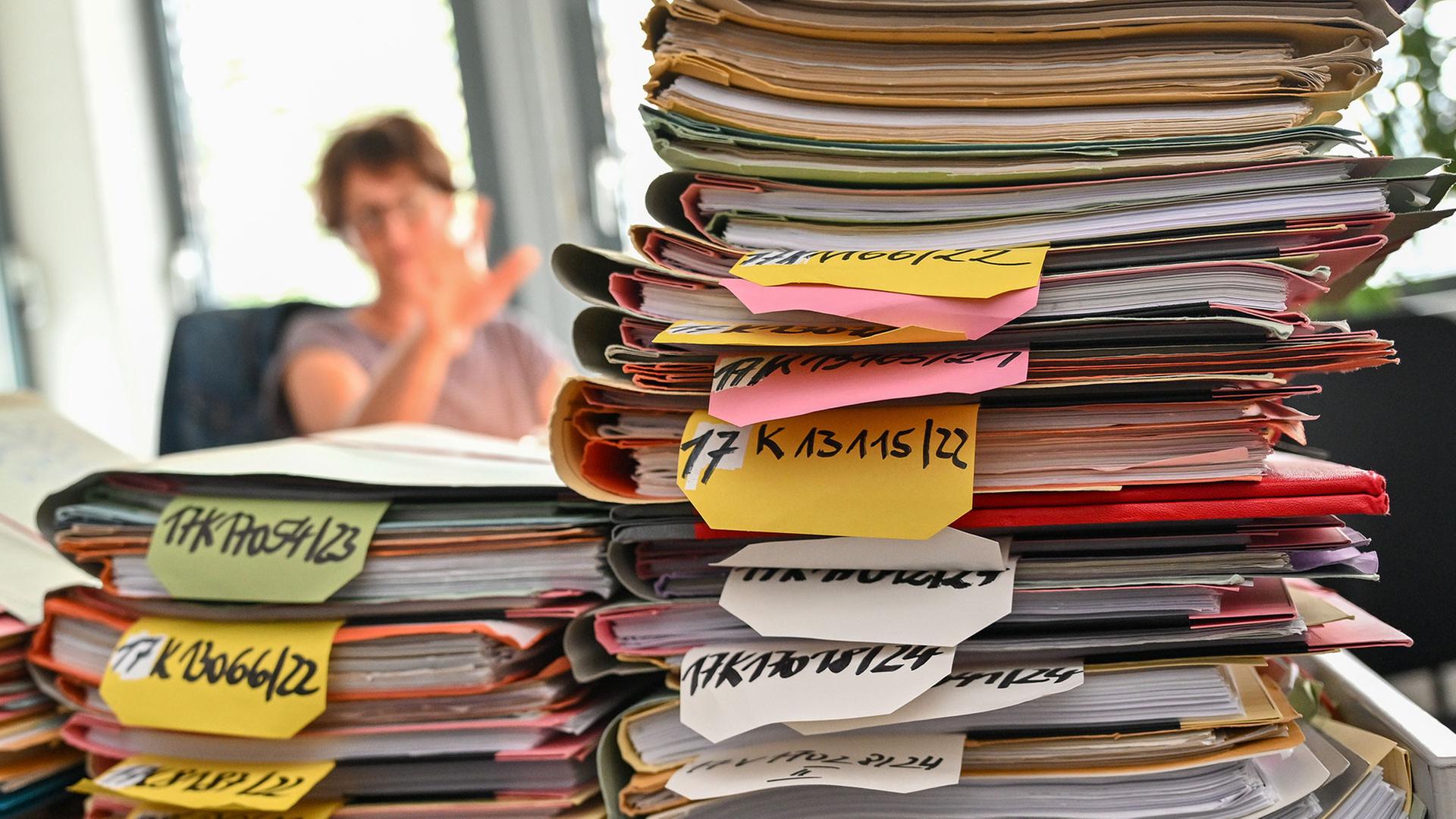 Mehrere Stapel mit Akten liegen auf einem Tisch am Finanzgericht Berlin-Brandenburg. | picture alliance/dpa