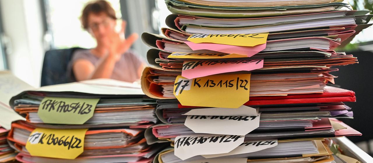 Mehrere Stapel mit Akten liegen auf einem Tisch am Finanzgericht Berlin-Brandenburg.