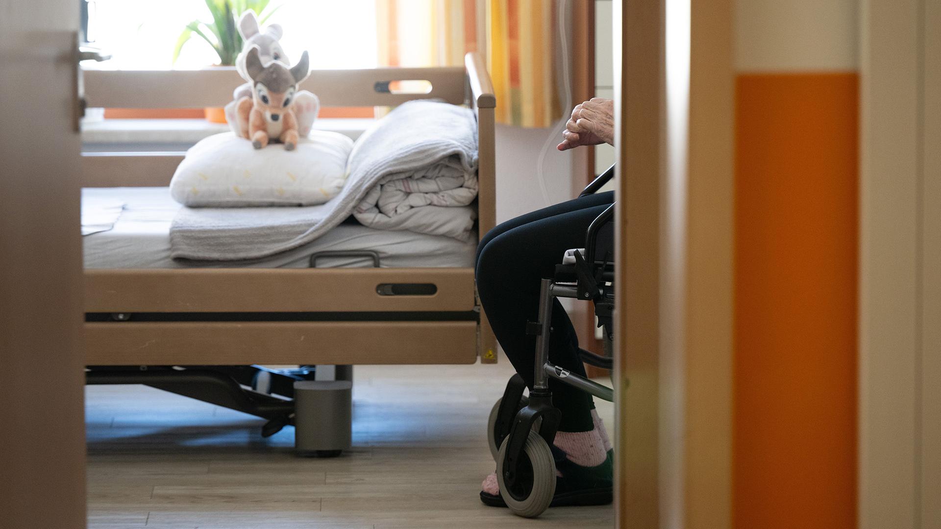 Ein Bewohner sitzt in einem Altenheim in seinem Zimmer in einem Rollstuhl. | dpa