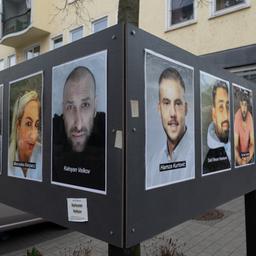 Fotos der Opfer erinnern auf dem Heumarkt in Hanau an die Opfer.