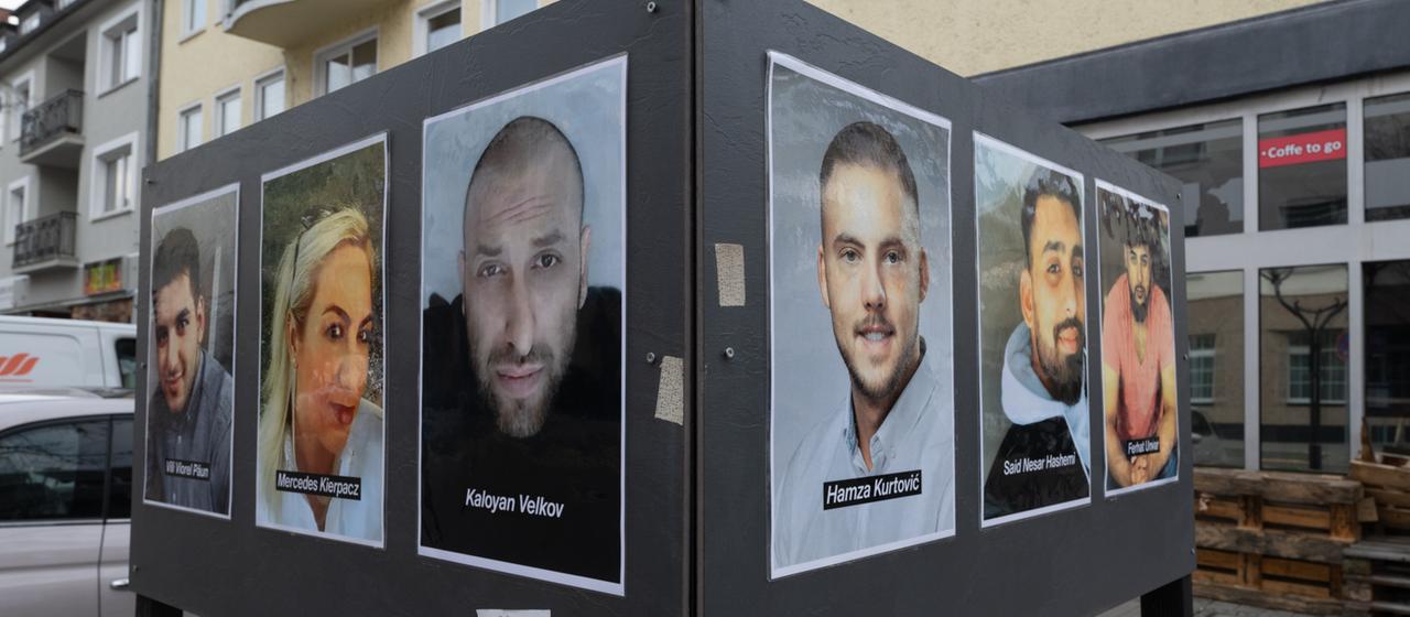 Fotos der Opfer erinnern auf dem Heumarkt in Hanau an die Opfer.