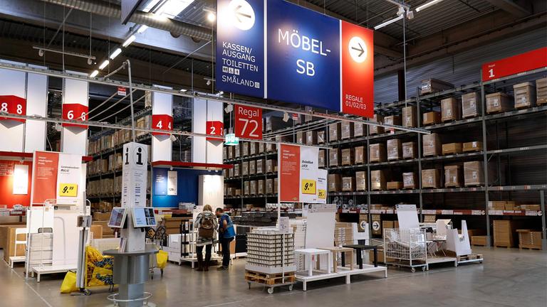 Kunden in einem IKEA-Markt.