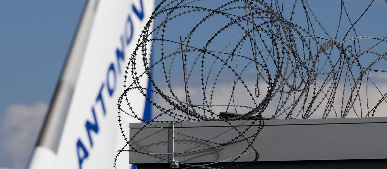 Eine ukrainische Antonov parkt am Flughafen Leipzig/Halle hinter einem Zaun