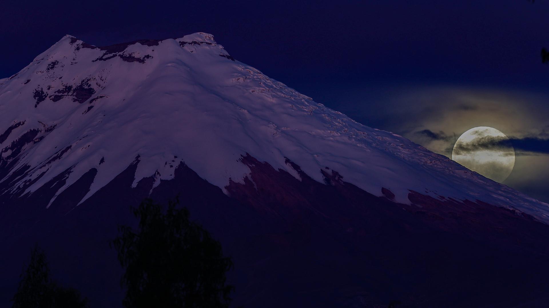Der Vollmond geht hinter einem Berg in Toacaso (Ecuador) auf. | EPA