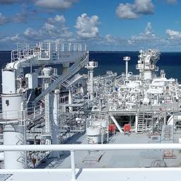 Blick auf das Deck des LNG-Terminalschiffs Höegh Esperanza.
