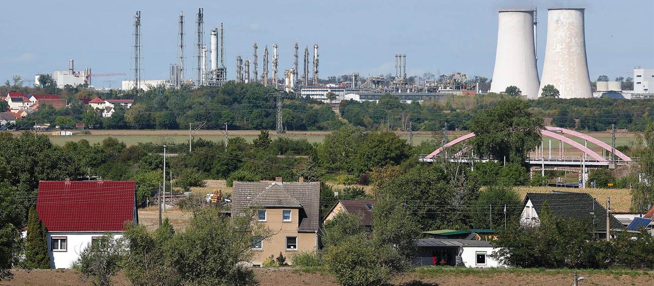 Blick über Bad Dürrenberg hinweg zum Chemiepark Leuna.