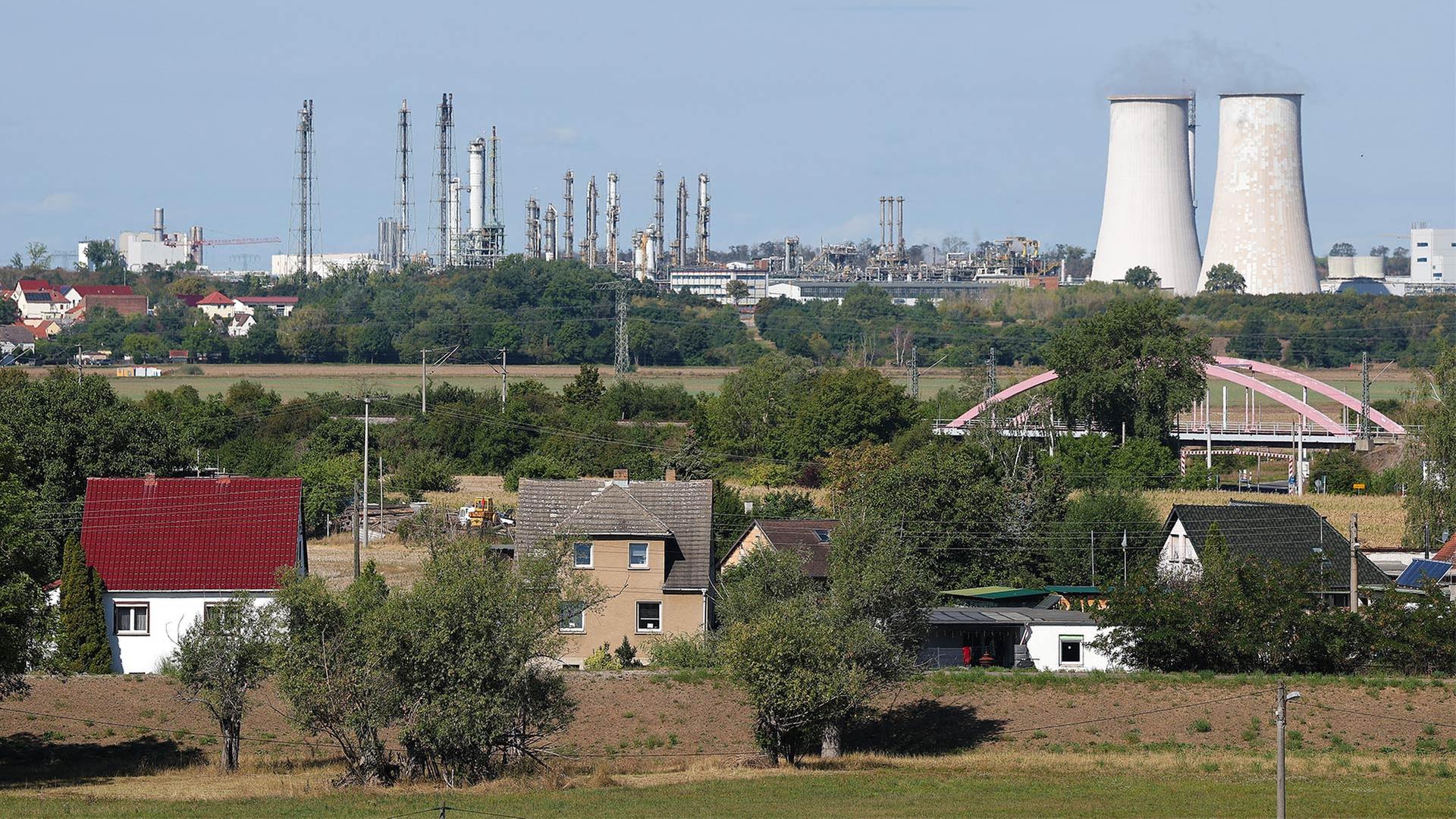 Blick über Bad Dürrenberg hinweg zum Chemiepark Leuna. | picture alliance/dpa