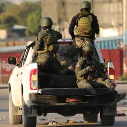 Haitianische Soldaten patrouillieren vor dem Internationalen Flughafen Toussaint Louverture.