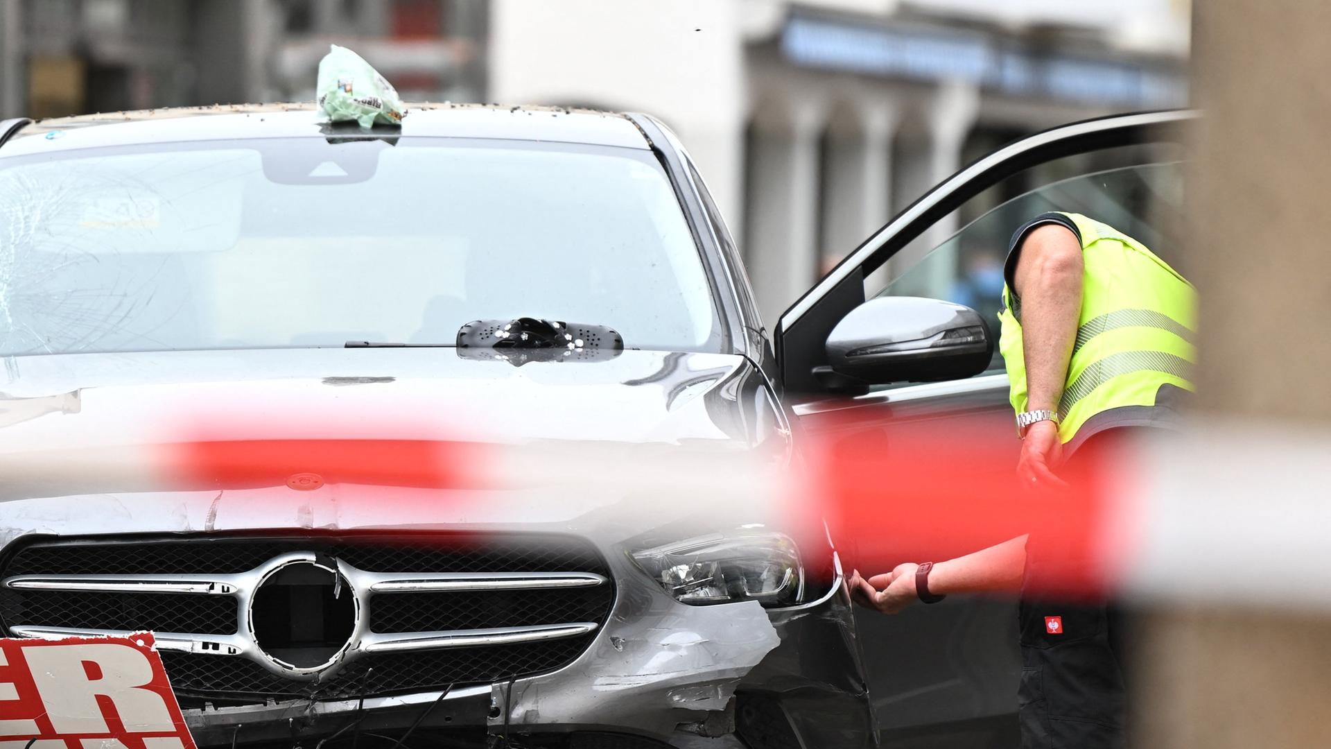 Ein Gutachter begutachtet das beschädigte Fahrzeug | picture alliance/dpa | Florian Wiegand