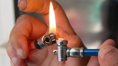 Eine Drogenabhängige zündet sich eine Crack-Pfeife an (Archivbild)