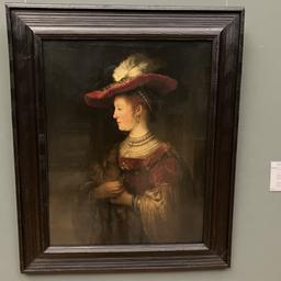 Rembrandts "Saskia im Profil in reichem Kostüm" zeigt die Ehefrau des Malers mit edlen Kleidern und einem großen Hut mit Feder.