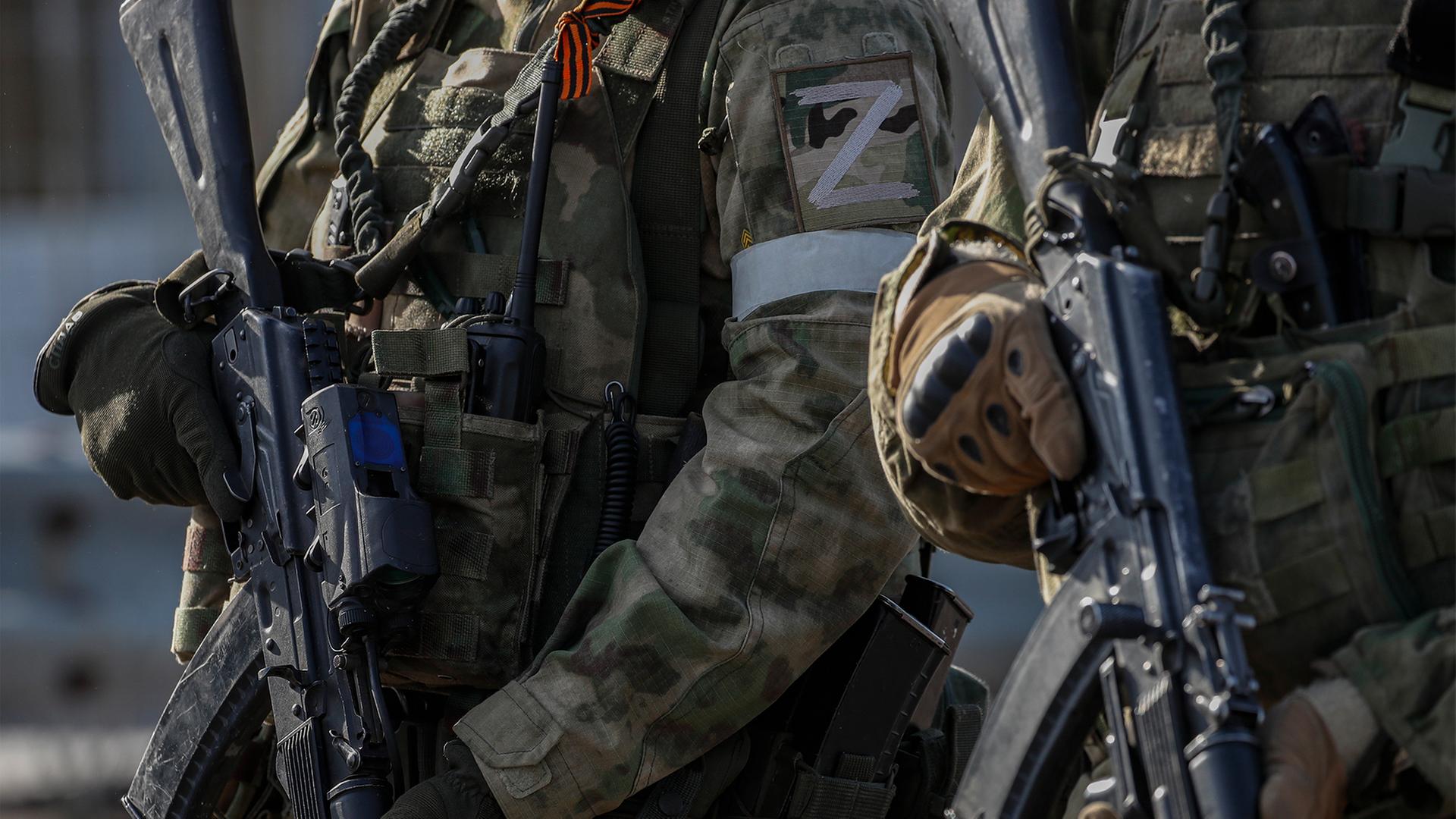 Russische Soldaten halten Gewehre. | EPA