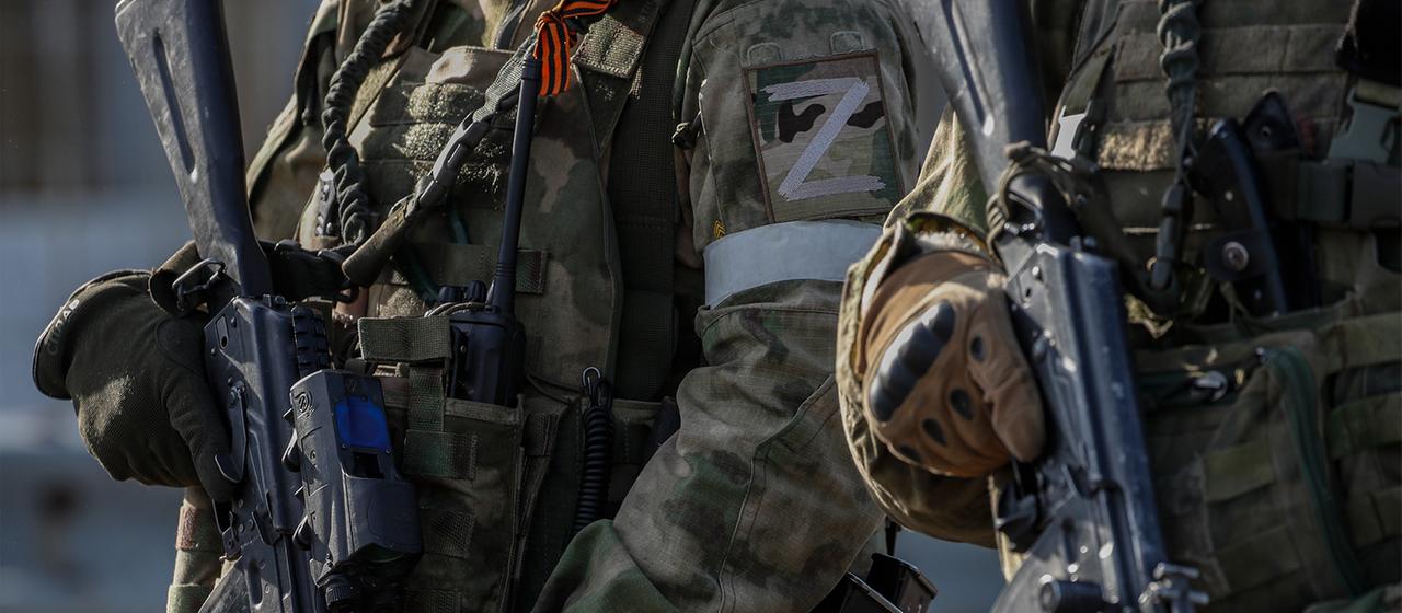 Russische Soldaten halten Gewehre.