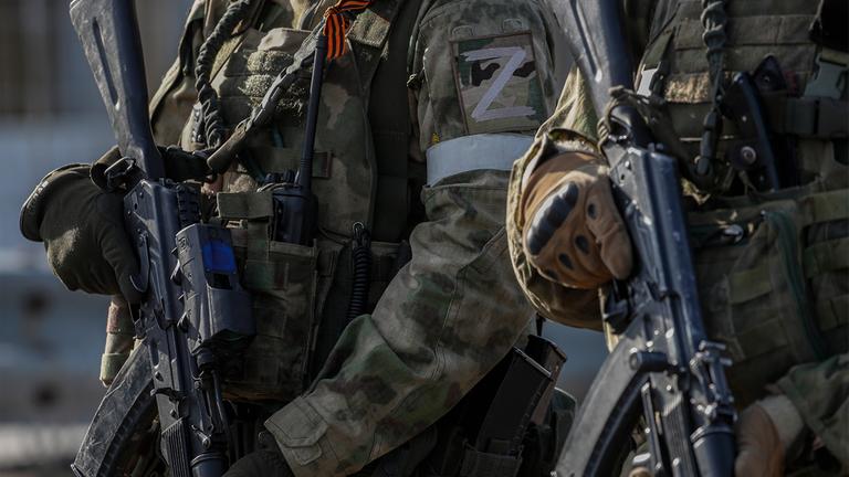 Russische Soldaten halten Gewehre.