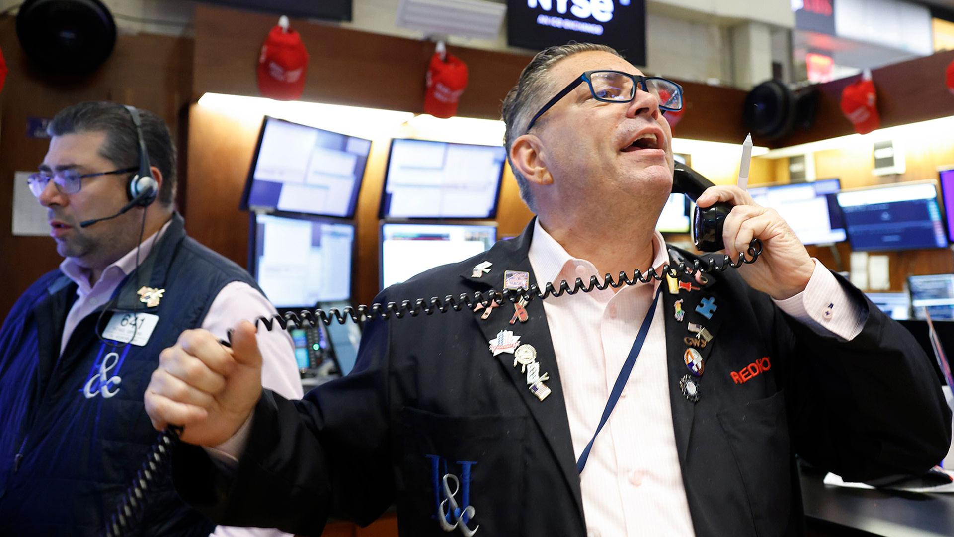Börsenhändler auf dem Parkett der New Yorker Börse. | picture alliance / newscom