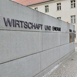 Der Schriftzug "Bundesministerium für Wirtschaft und Energie" ist am Eingang des Ministeriums zu sehen.