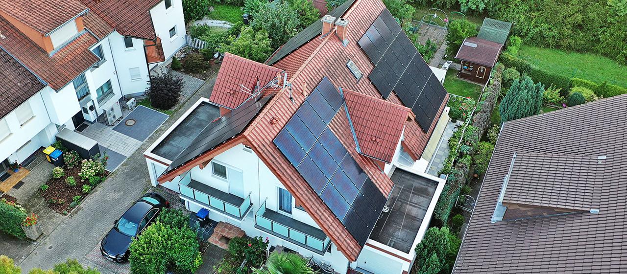 Ein Wohnhaus mit einer Photovoltaikanlage.