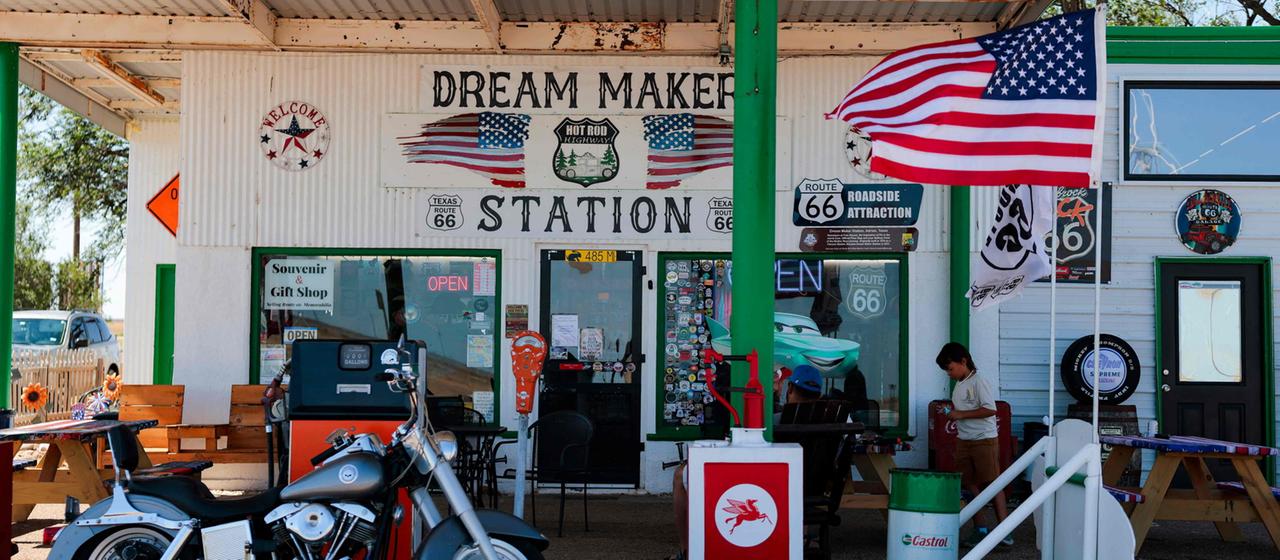 Der Souvenir- und Geschenkeladen "Dream Maker Station Route 66" in Adrian, Texas (USA).