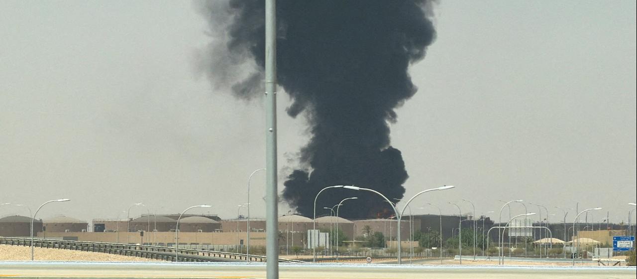 Eine große schwarze Rauchwolke steigt aus dem Treibstofflager des King-Khalid-Flughafens in Riad (Saudi-Arabien) auf.