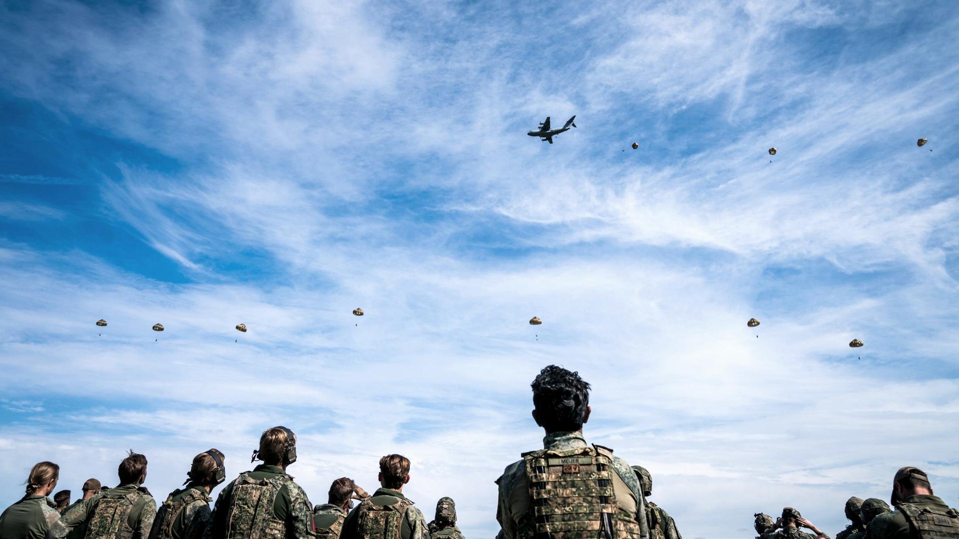 Fallschirmjäger verschiedener NATO-Staaten nehmen an einer Luftangriffsübung in den Niederlanden teil. | EPA