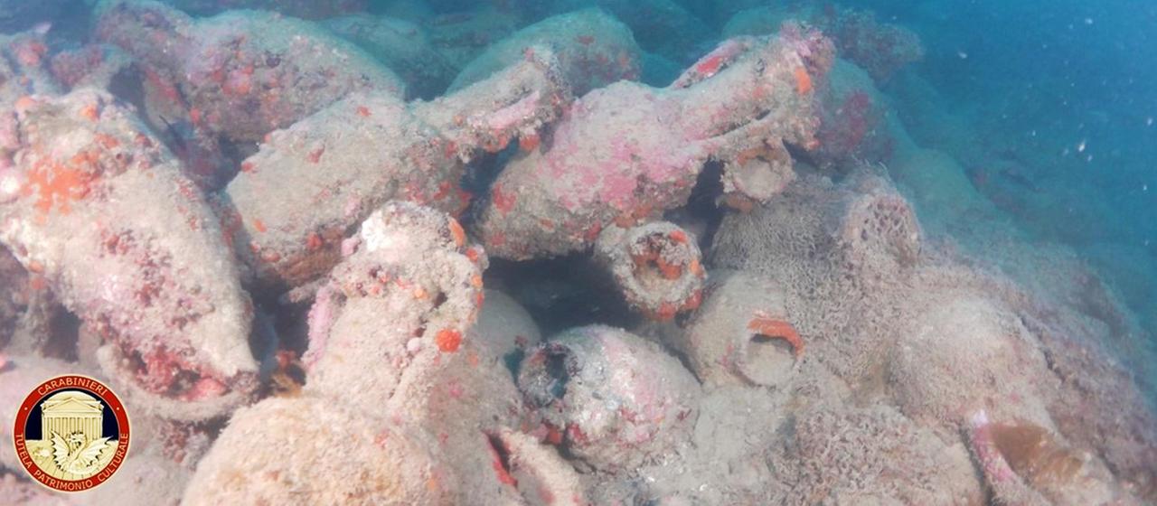 Antike Amphoren in einem Schiffswrack vor Sizilien.