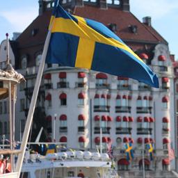 Eine schwedische Flagge weht vor Wohnhäusern in Stockholm, Schweden.