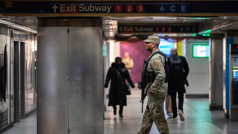 Ein Mitglied der National Guard patrouilliert in der Penn Station in New York.