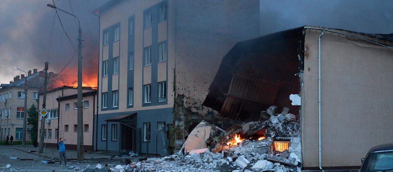 Beschädigte Gebäude nach einem Raketenangriff in Kiew, Ukraine.