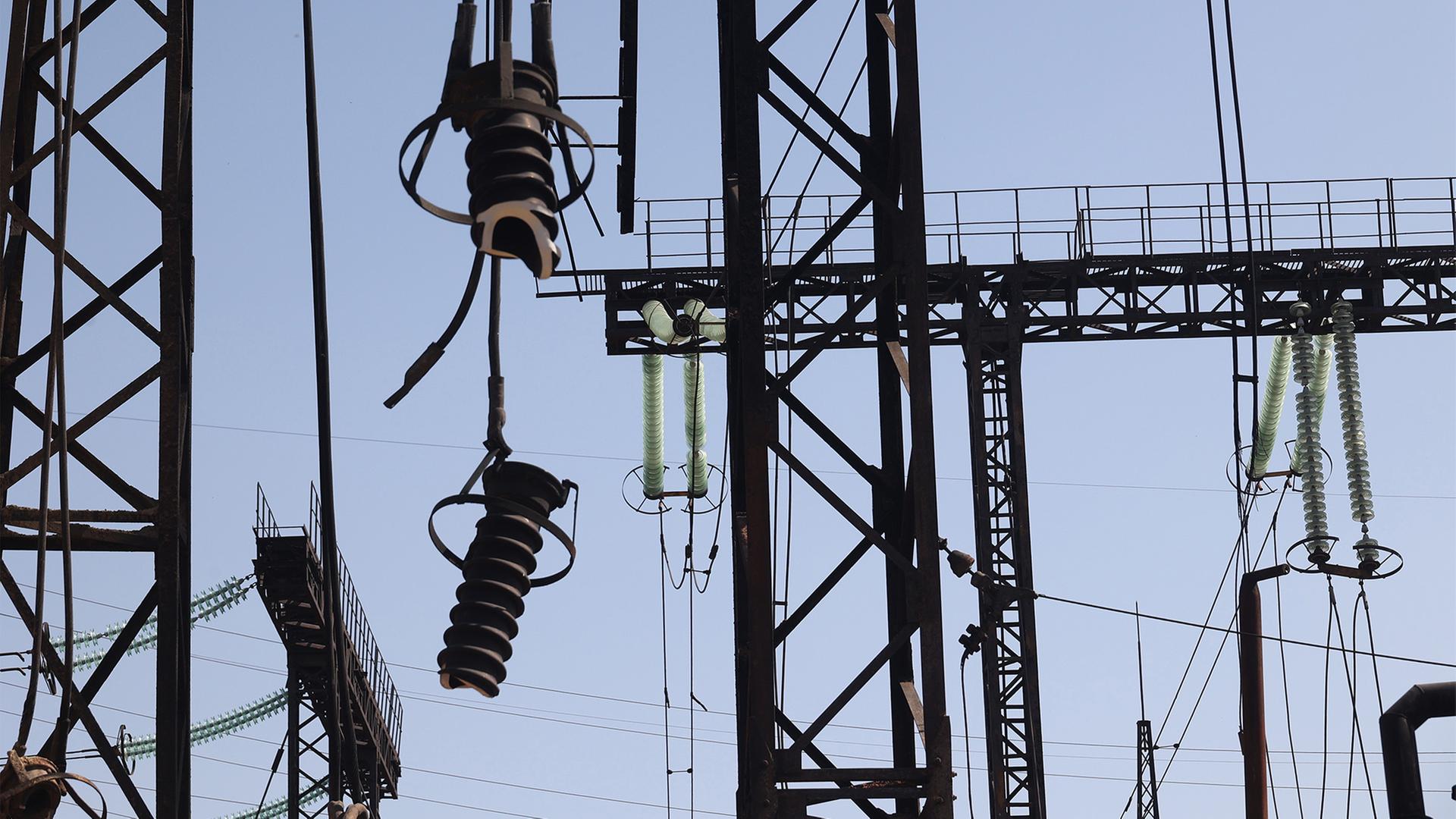 Eine Energieanlage, die durch russischen Beschuss zerstört wurde (Archivbild vom 10.04.2024). | dpa