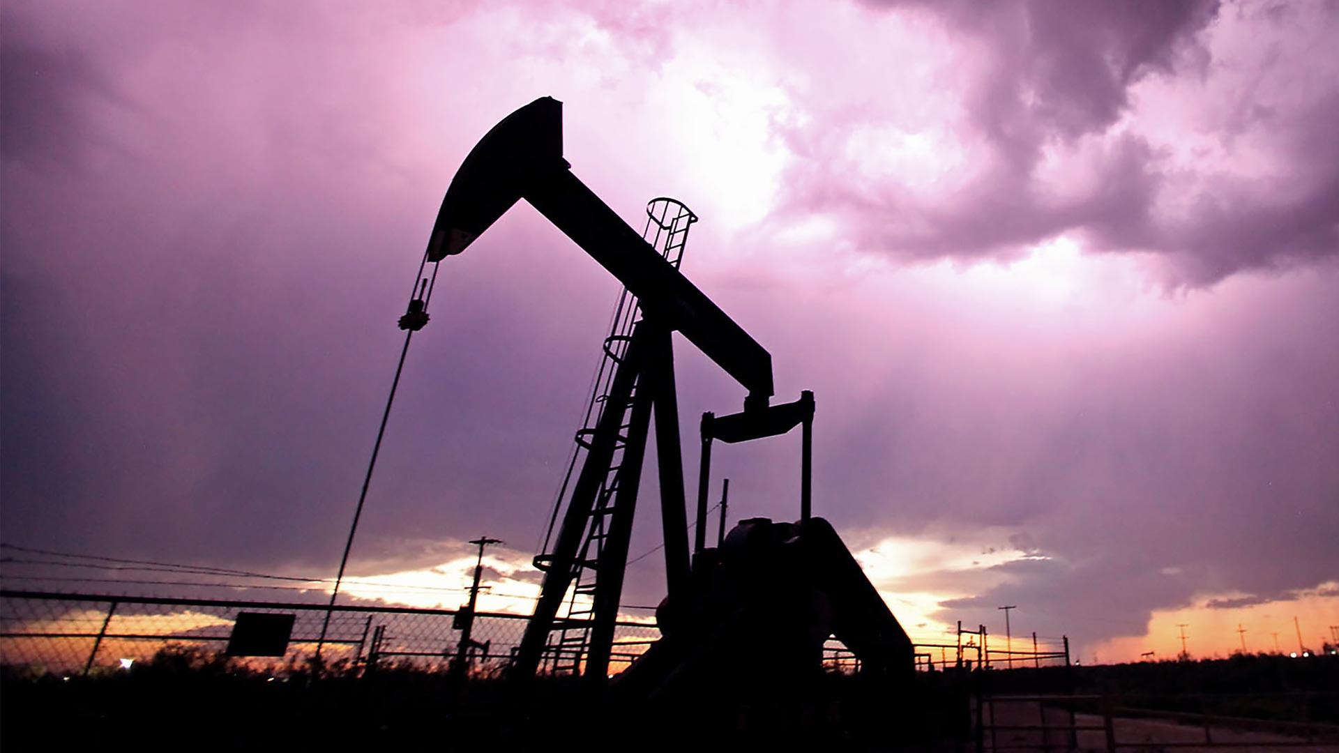 Silhouette einer Ãlpumpe auf einem Ãlfeld. | picture alliance / AP Photo