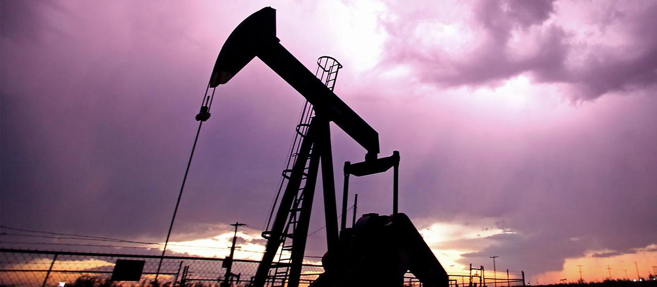 Silhouette einer Ölpumpe auf einem Ölfeld.