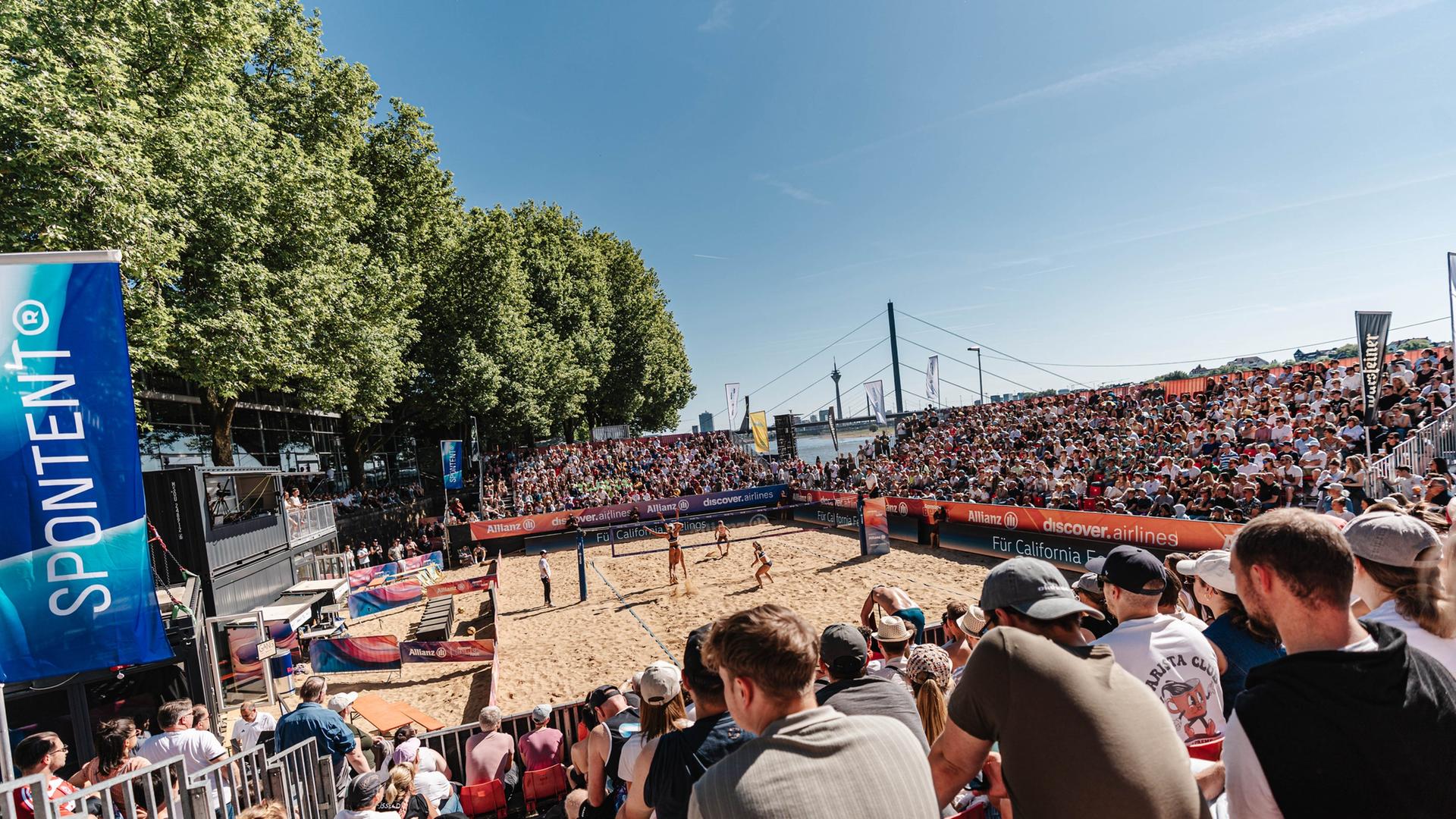 Beachvolleyball mit Festivalfeeling am Rheinufer