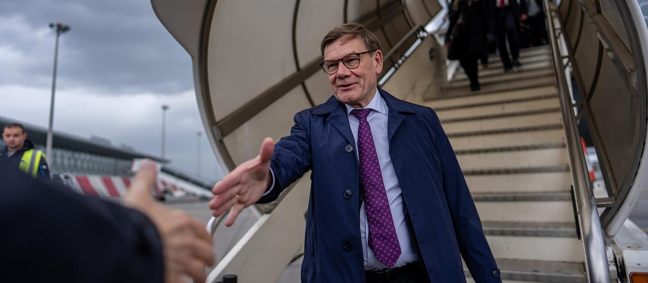 Johann Wadephul steigt am Flughafen von Podgorica in Montenegro aus dem Flugzeug. 