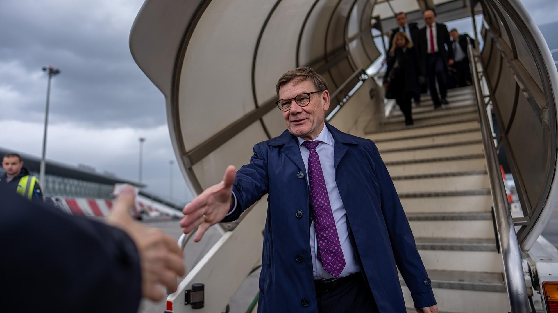 Johann Wadephul steigt am Flughafen von Podgorica in Montenegro aus dem Flugzeug.  | dpa
