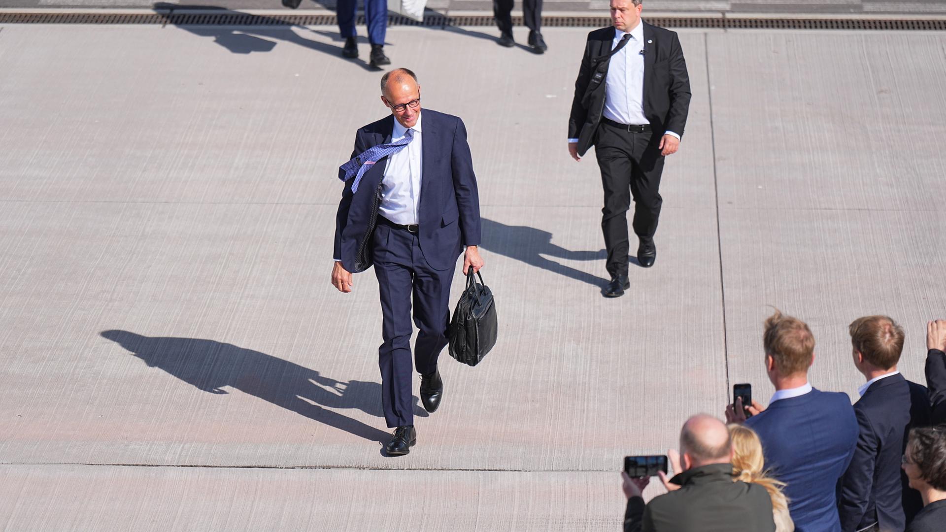 Friedrich Merz auf dem Weg zu einem Flugzeug der Flugbereitschaft | dpa