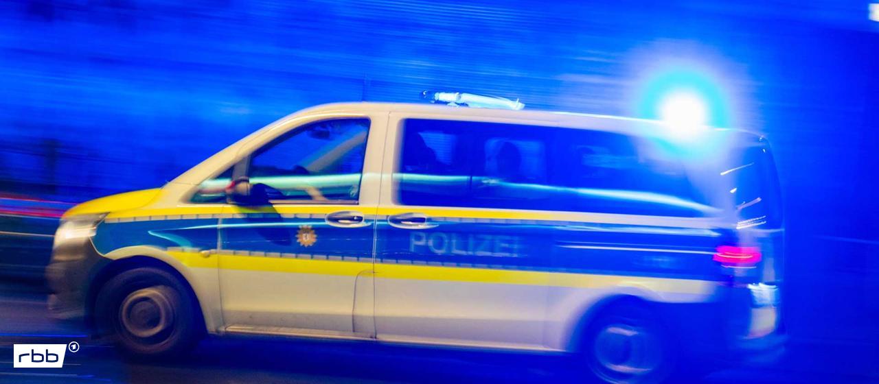 Symbolbild: Ein Polizeiauto rast über eine Straße zu einem Einsatz. (Bild: dpa/ Hauke Schröder)