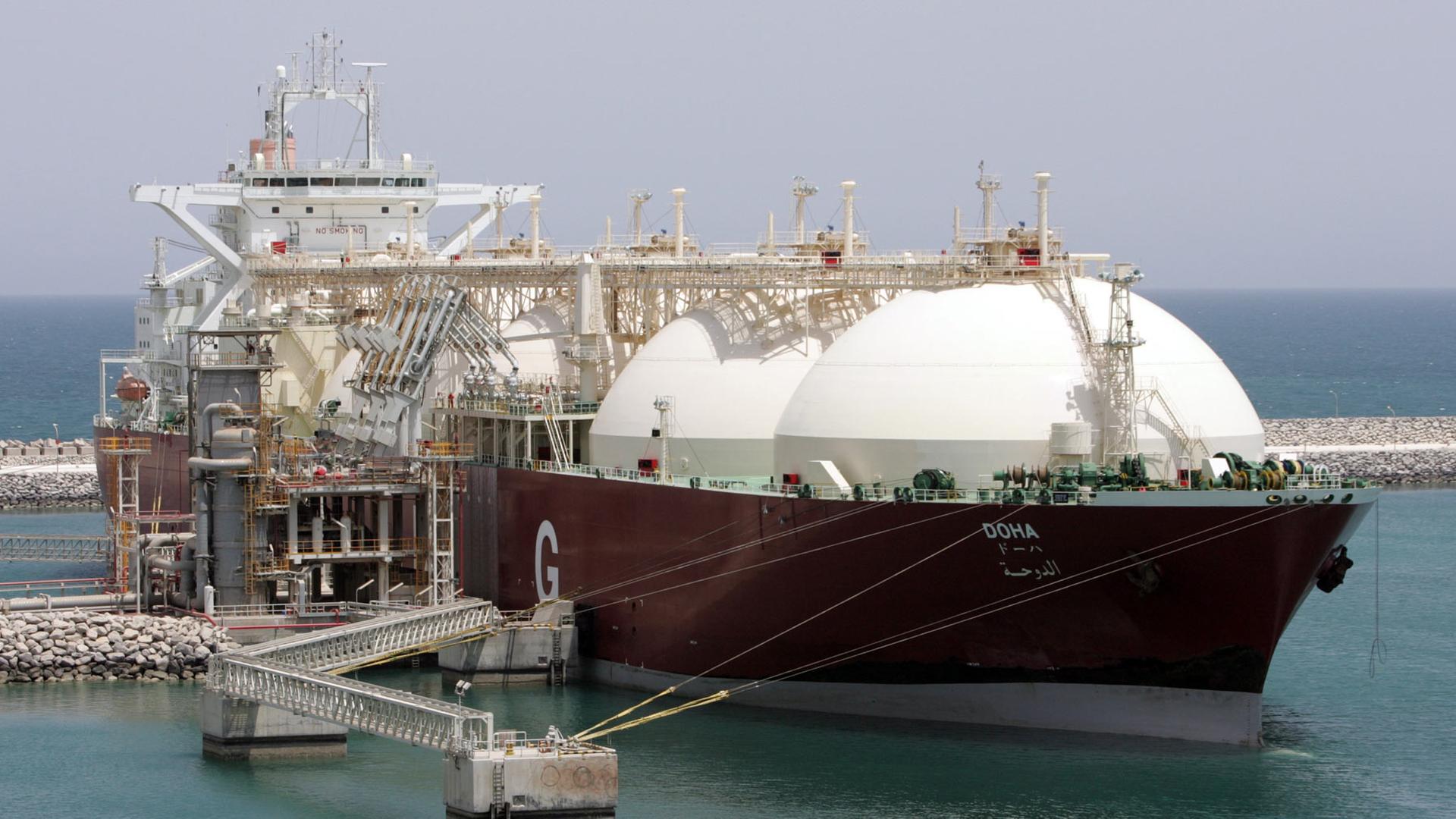 ein LNG Fluessiggastanker in RasLaffan , Katar | picture alliance / photothek