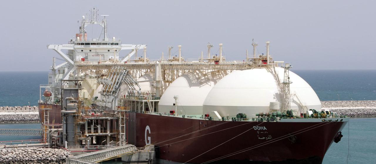 ein LNG Fluessiggastanker in RasLaffan , Katar