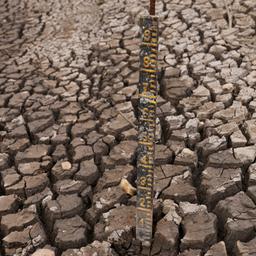 Messstab in einem ausgetrockneten kolumbianischen Stausee